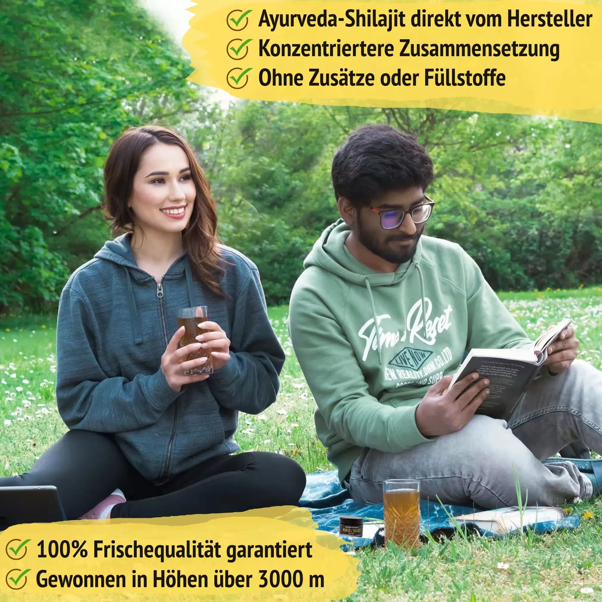 Zwei Personen beim Entspannen in der Natur mit original Ayurveda Shilajit gewonnen in über 5000 Metern Höhe.