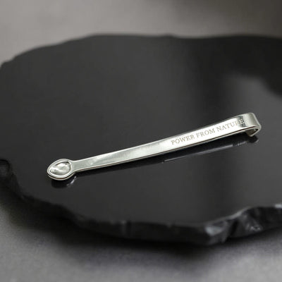 HimalayaKraft-Dosierlöffel wird auf einem Stein präsentiert